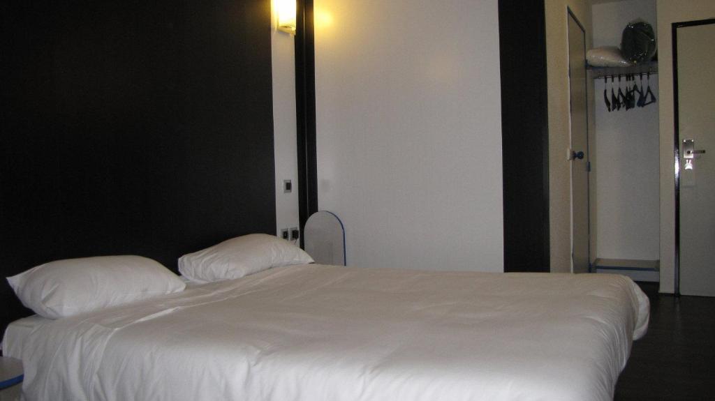Comfort Hotel Poissy Technoparc Room photo