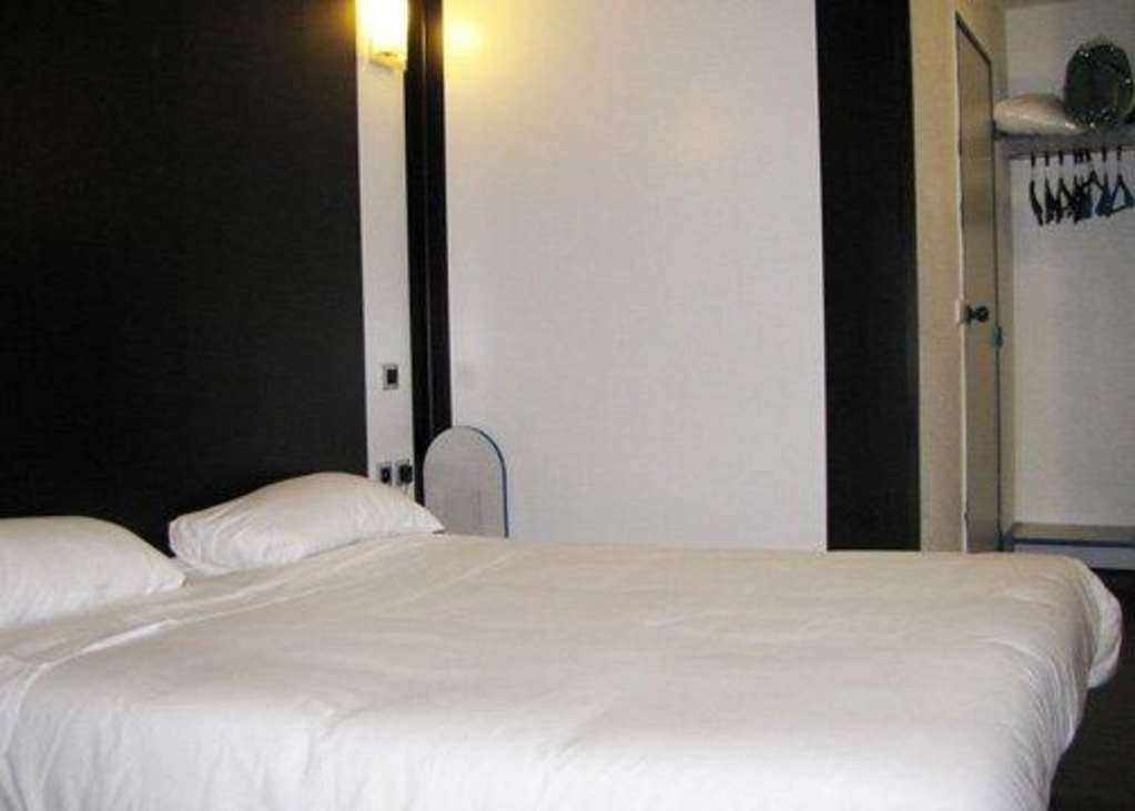 Comfort Hotel Poissy Technoparc Room photo